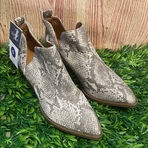 Universal Thread Women’s Cari  Ankle Boots